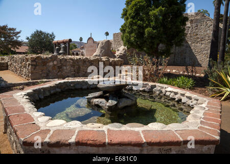 Fontaine dans la cour de la Mission San Juan Capistrano, San Juan Capistrano, California, USA Banque D'Images