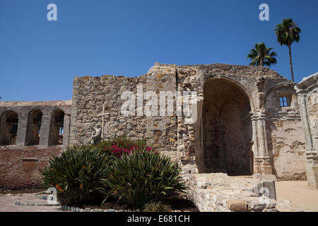 Ruines de la grande église de pierre à la Mission San Juan Capistrano, San Juan Capistrano, California, USA Banque D'Images