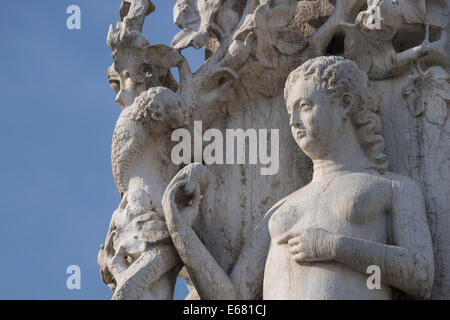 Gros plan du relief d'Eve avec le serpent sur le coin de rez-de-chaussée de la colonnade du Palais des Doges à Venise. Banque D'Images