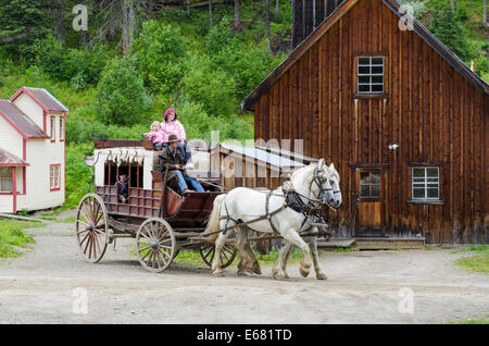 Les gens touristes circonscription une diligence dans la ville d'or historique de Barkerville, British Columbia, Canada. Banque D'Images