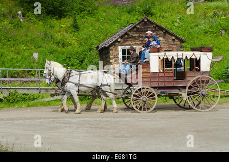 Les gens touristes circonscription une diligence dans la ville d'or historique de Barkerville, British Columbia, Canada. Banque D'Images