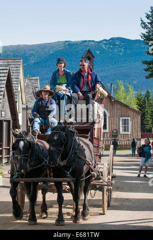 Les gens touristes circonscription une diligence dans la ville d'or historique de Barkerville, British Columbia, Canada. Banque D'Images