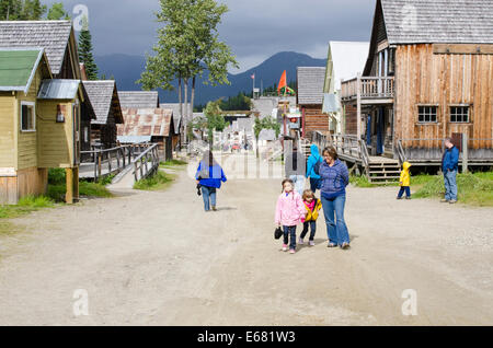 Les touristes les gens sur la rue main cabane historique vieux bâtiments en bois gold rush Barkerville, British Columbia, Canada. Banque D'Images