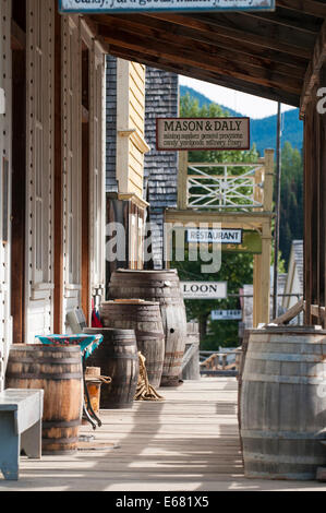 Barils le long de la promenade principale de trottoir rue principale de la vieille ville historique de Barkerville ville d'or, British Columbia, Canada. Banque D'Images