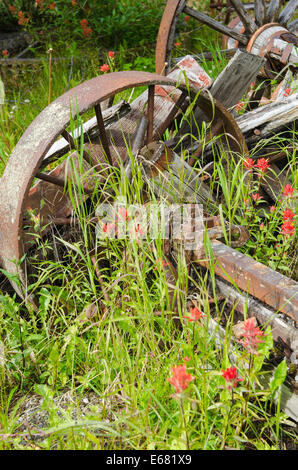 Vieilles machines rouillées de l'équipement agricole roue pour wagon historique de la vieille ville de la ruée vers l'Barkerville, l'intérieur de la Colombie-Britannique, BC, Canada. Banque D'Images