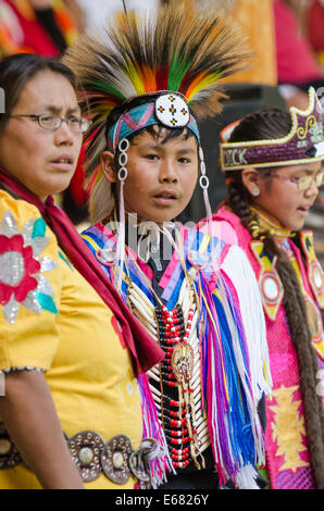 En costume traditionnel de la Première Nation autochtone pow pow pow-wow famille artiste danseur à Canim Lake, Colombie-Britannique, Canada. Banque D'Images