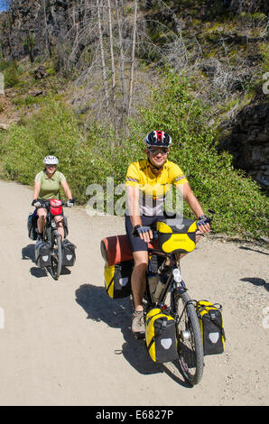 Vélo VTT équitation couple ancienne en bois les ponts en sentier canyon Myra, Kelowna, Colombie-Britannique, Canada. Banque D'Images