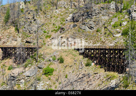 Vélo VTT équitation le vieux sentier en bois les ponts dans le canyon Myra, Kelowna, Colombie-Britannique, Canada. Banque D'Images