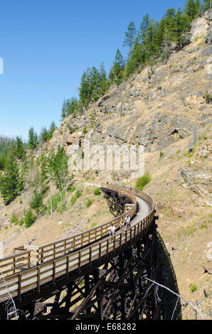 Vélo VTT équitation vieux pont en bois les ponts sentier dans le canyon Myra, Kelowna, Colombie-Britannique, Canada. Banque D'Images