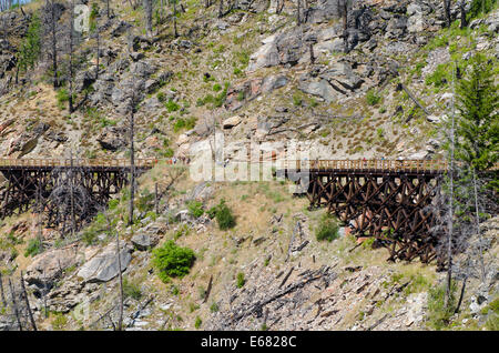 Vélo VTT équitation le vieux sentier en bois les ponts dans le canyon Myra, Kelowna, Colombie-Britannique, Canada. Banque D'Images