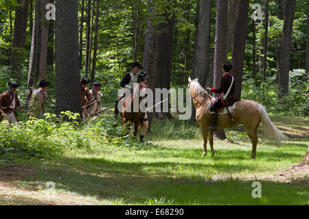 Histoire de la guerre d'Indépendance américaine dans la forêt pour préparer le combat. Banque D'Images