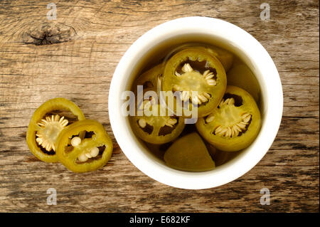 Tranches de piments jalapeno mariné vert dans un bol blanc Banque D'Images