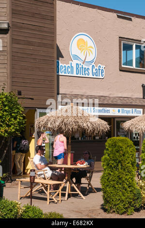 DIners de déjeuner au restaurant de plein air Manger Manger cafe Harrison Hot Springs, en Colombie-Britannique, Canada. Banque D'Images