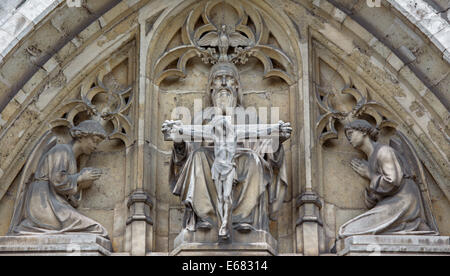 Bruxelles, Belgique - 15 juin 2014 : La Sainte Trinité sur l'entrée est de Notre Dame de la Chapelle église gothique. Banque D'Images