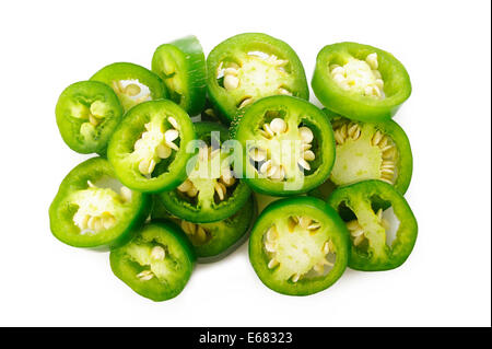 Piments Jalapeno vert sur fond blanc Banque D'Images