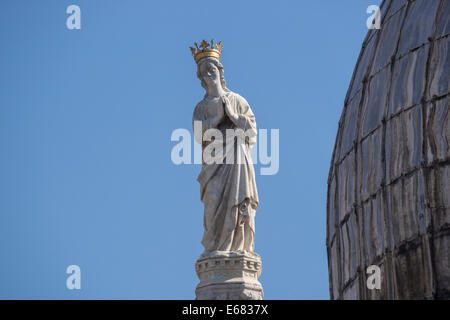 La statue de la Vierge Marie sur le dessus de la basilique Saint-Marc à Venise. Banque D'Images