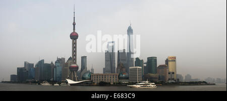 Une vue panoramique de Shanghai Centre d'affaires de l 'bund' sur un jour gris Banque D'Images