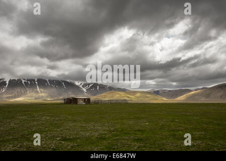 Storm est à venir sur une vieille cabane dans la campagne italienne Banque D'Images