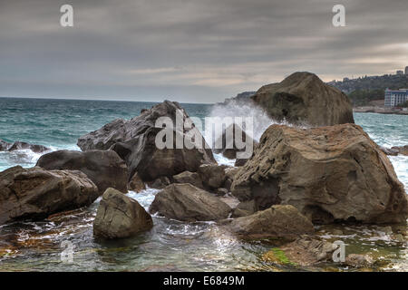 Le littoral de la mer Noire avant l'orage. Alupka, Crimée, Russie Banque D'Images