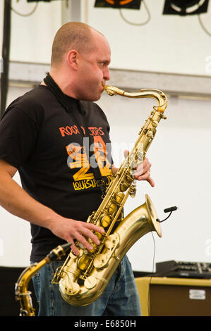 Musique live avec le saxophoniste Mike Harries racines médecins groupe sur scène à Brecon Jazz Festival 2014 Banque D'Images