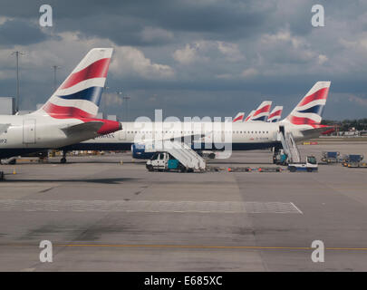 L'avion de British Airways sur la borne 5 tablier, l'aéroport de Heathrow, Londres UK Banque D'Images