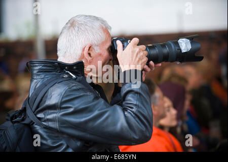 Photographe à prendre des photos lors du Festival de Jazz 2014 Brecon Banque D'Images