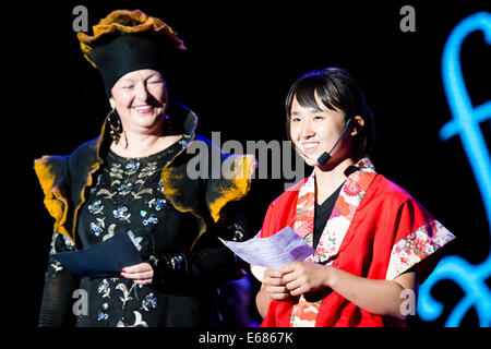 Membre de SANYO Daiko Dan band parlant en slovène avant la performance de son groupe, avec l'Irena Polak Fistravec Banque D'Images