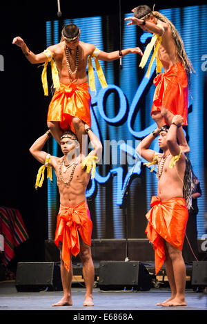 Ensemble de Danse Folklorique National de Guam de Merizo, Guam, l'exécution au 26e Festival de Folklore CIOFF international Folkart, 2014 Banque D'Images