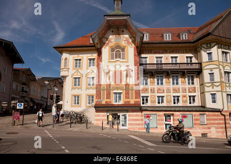 Bâtiment avec Marienstift peintures typiques à Bad Tölz, Bavaria, Germany, Europe Banque D'Images