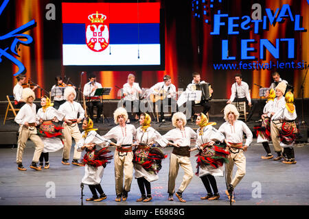 AKUD Ivo Lola Ribar folk ensemble de Belgrade, Serbie, l'exécution au 26e Festival de Folklore CIOFF international Folkart, 2014 Banque D'Images