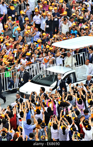 Séoul, Corée du Sud. 16e Août, 2014. Le pape François arrive pour célébrer la "béatification de 124 martyrs coréens' à la place Gwanghwamun à Séoul, Corée du Sud le 16 août 2014. © AFP PHOTO alliance/Alamy Live News Banque D'Images