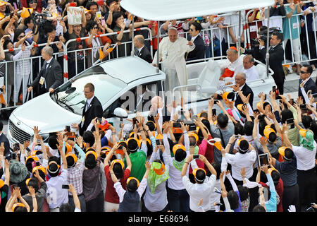 Séoul, Corée du Sud. 16e Août, 2014. Le pape François arrive pour célébrer la "béatification de 124 martyrs coréens' à la place Gwanghwamun à Séoul, Corée du Sud le 16 août 2014. © AFP PHOTO alliance/Alamy Live News Banque D'Images