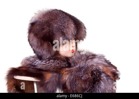 Tête de mannequin wearing fur hat et col isolé sur fond blanc Banque D'Images