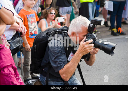 Photographe à prendre des photos lors du Festival de Jazz 2014 Brecon Banque D'Images