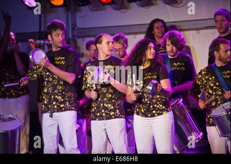 Les rythmes de la musique en direct de la ville de la bande de samba sur scène à Brecon Jazz Festival 2014 Banque D'Images