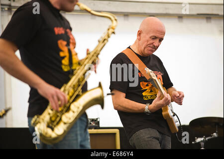 Musique live & sax avec le guitariste Mike Harries Médecins racines sur la scène du Festival de Jazz 2014 Brecon Banque D'Images