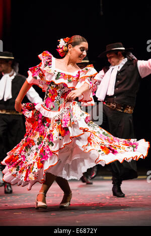 Ballet folklórico Latinoamericano Santiago del Estero folk ensemble de Santiago del Estero, en Argentine, en effectuant à Folkart Banque D'Images