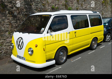 Blanc & jaune VW camper van stationné sur la rue Brecon Powys Pays de Galles UK Banque D'Images