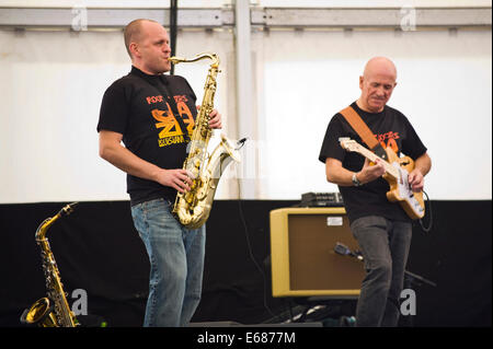 Musique live & sax avec le guitariste Mike Harries Médecins racines sur la scène du Festival de Jazz 2014 Brecon Banque D'Images