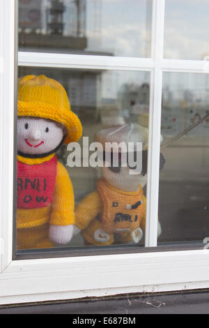 L'équipage de laine tricoté de la RNLI caractères dans une vitrine de l'île de Wight Yarmouth UK Banque D'Images