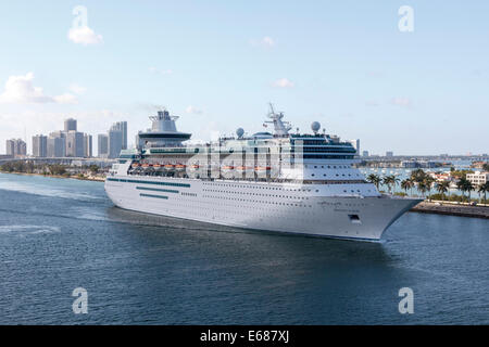 La Royal Caribbean Majesty of the Seas quitte le terminal des croisières dans le port de Miami, FL, USA en mars 2012. Banque D'Images