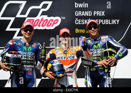 Le circuit de Brno, République tchèque . 17 août, 2014. D'abord placé Dani Pedrosa, de l'Espagne, centre, deuxième placé Jorge Lorenzo, de l'Espagne, à gauche, et le troisième placé Valentino Rossi, de l'Italie, droite, poser après le Grand Prix moto de République tchèque course MotoGP au circuit de Brno, République tchèque, dimanche, 17 août, 2014. (Photo/CTK Vaclav Salek) Credit : CTK/Alamy Live News Banque D'Images