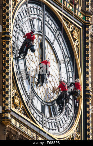Londres, le 18 août 2014. Abseilers accrocher au-dessus le Parlement comme ils nettoyer le verre sur l'horloge sur Elizabeth Tower, communément connu sous le nom de Big Ben, qui est en fait le nom de la cloche qui sonne les heures. Crédit : Paul Davey/Alamy Live News Banque D'Images