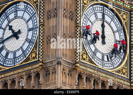 Londres, le 18 août 2014. Abseilers accrocher au-dessus le Parlement comme ils nettoyer le verre sur l'horloge sur Elizabeth Tower, communément connu sous le nom de Big Ben, qui est en fait le nom de la cloche qui sonne les heures. Crédit : Paul Davey/Alamy Live News Banque D'Images