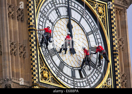 Londres, le 18 août 2014. Abseilers accrocher au-dessus le Parlement comme ils nettoyer le verre sur l'horloge sur Elizabeth Tower, communément connu sous le nom de Big Ben, qui est en fait le nom de la cloche qui sonne les heures. Crédit : Paul Davey/Alamy Live News Banque D'Images