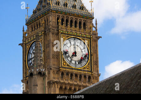 Londres, le 18 août 2014. Abseilers accrocher au-dessus le Parlement comme ils nettoyer le verre sur l'horloge sur Elizabeth Tower, communément connu sous le nom de Big Ben, qui est en fait le nom de la cloche qui sonne les heures. Crédit : Paul Davey/Alamy Live News Banque D'Images