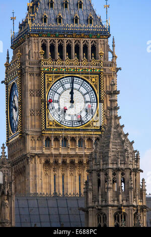 Londres, le 18 août 2014. Abseilers accrocher au-dessus le Parlement comme ils nettoyer le verre sur l'horloge sur Elizabeth Tower, communément connu sous le nom de Big Ben, qui est en fait le nom de la cloche qui sonne les heures. Crédit : Paul Davey/Alamy Live News Banque D'Images