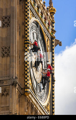 Londres, le 18 août 2014. Abseilers accrocher au-dessus le Parlement comme ils nettoyer le verre sur l'horloge sur Elizabeth Tower, communément connu sous le nom de Big Ben, qui est en fait le nom de la cloche qui sonne les heures. Crédit : Paul Davey/Alamy Live News Banque D'Images