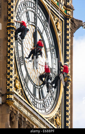 Londres, le 18 août 2014. Abseilers accrocher au-dessus le Parlement comme ils nettoyer le verre sur l'horloge sur Elizabeth Tower, communément connu sous le nom de Big Ben, qui est en fait le nom de la cloche qui sonne les heures. Crédit : Paul Davey/Alamy Live News Banque D'Images