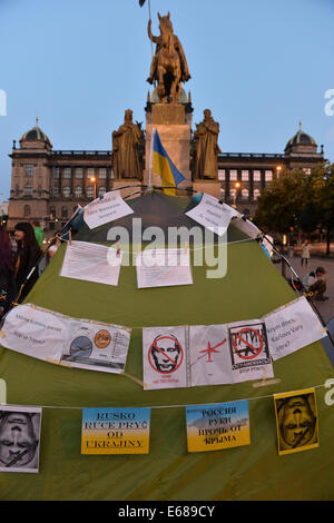 Prague, République tchèque. 17 août, 2014. Des militants du groupe tchèque Kaputin groupe appelé le premier ministre Bohuslav Sobotka pour plus d'aider l'Ukraine dans sa lutte contre la Russie lors de la manifestation de Prague, en République tchèque, le 17 août 2014. Photo : CTK/Alamy Live News Banque D'Images